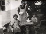Ebédosztás gyermekeknek, Kiskunhalas. Vargyas Lajos felvétele, 1939, Táj- és Népkutató tábor. 