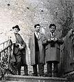Vargyas Lajos, Olsvai Imrével és Sárosi Bálinttal Krasznahorka várában. 1963. Ismeretlen fényképész felvétele.